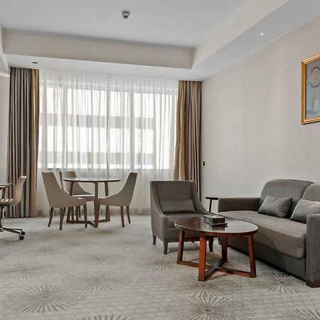 Holiday Suites Al Azizia Mekka Eksteriør bilde A room at the hotel
