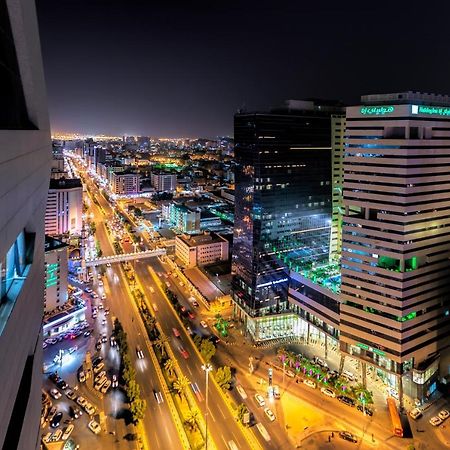 Holiday Suites Al Azizia Mekka Eksteriør bilde The city of Karachi at night.