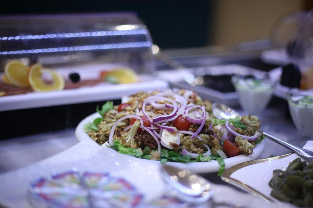 Holiday Suites Al Azizia Mekka Eksteriør bilde A plate of tabouleh salad