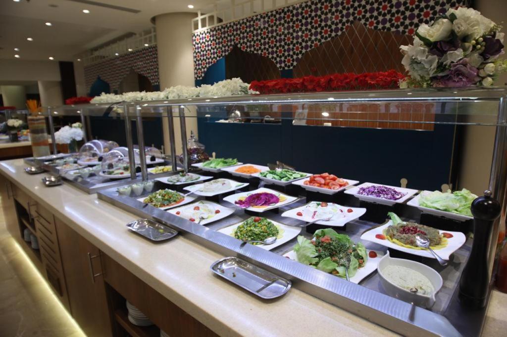 Holiday Suites Al Azizia Mekka Eksteriør bilde A buffet at a luxury hotel in Antalya, Turkey