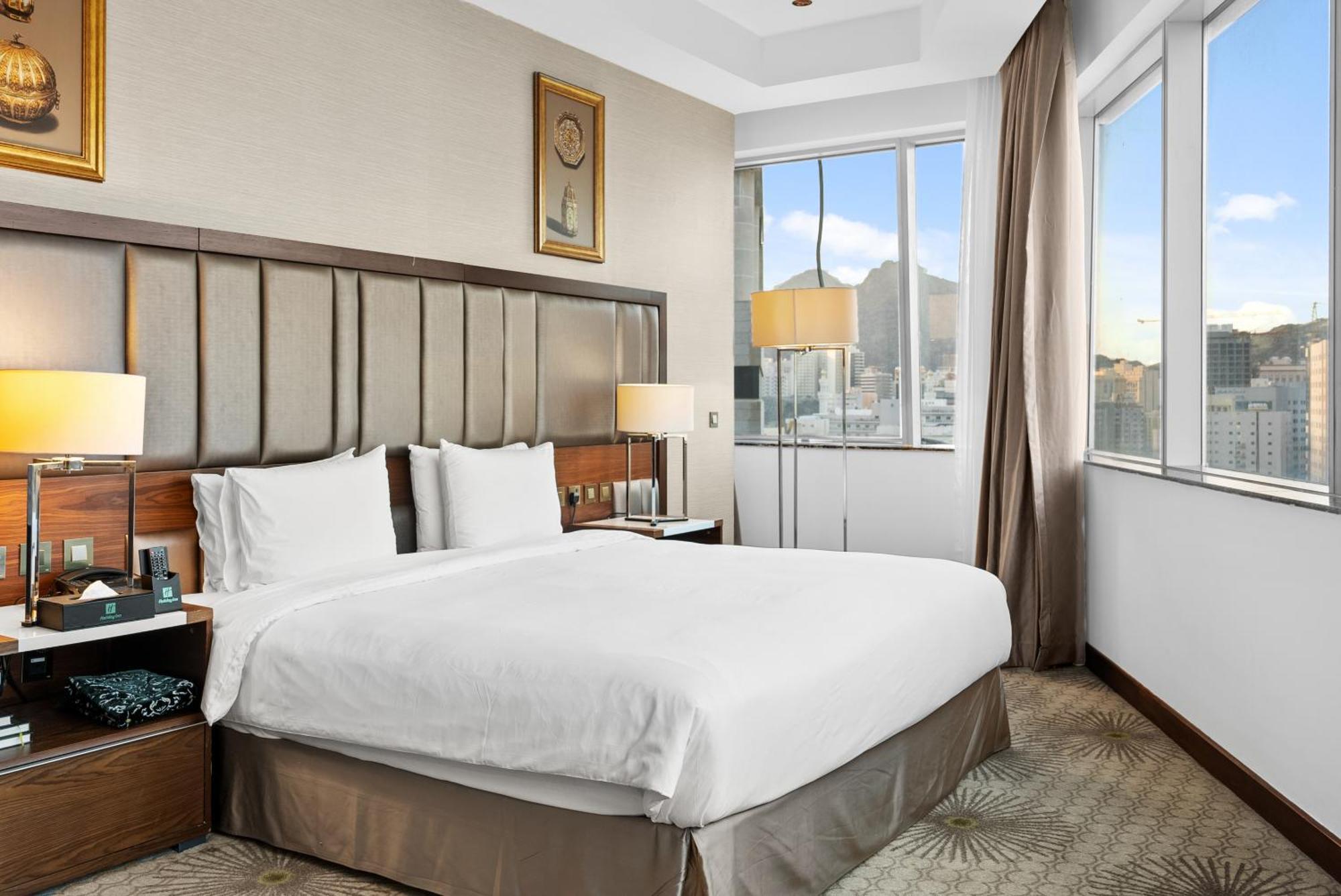 Holiday Suites Al Azizia Mekka Eksteriør bilde A room at the hotel