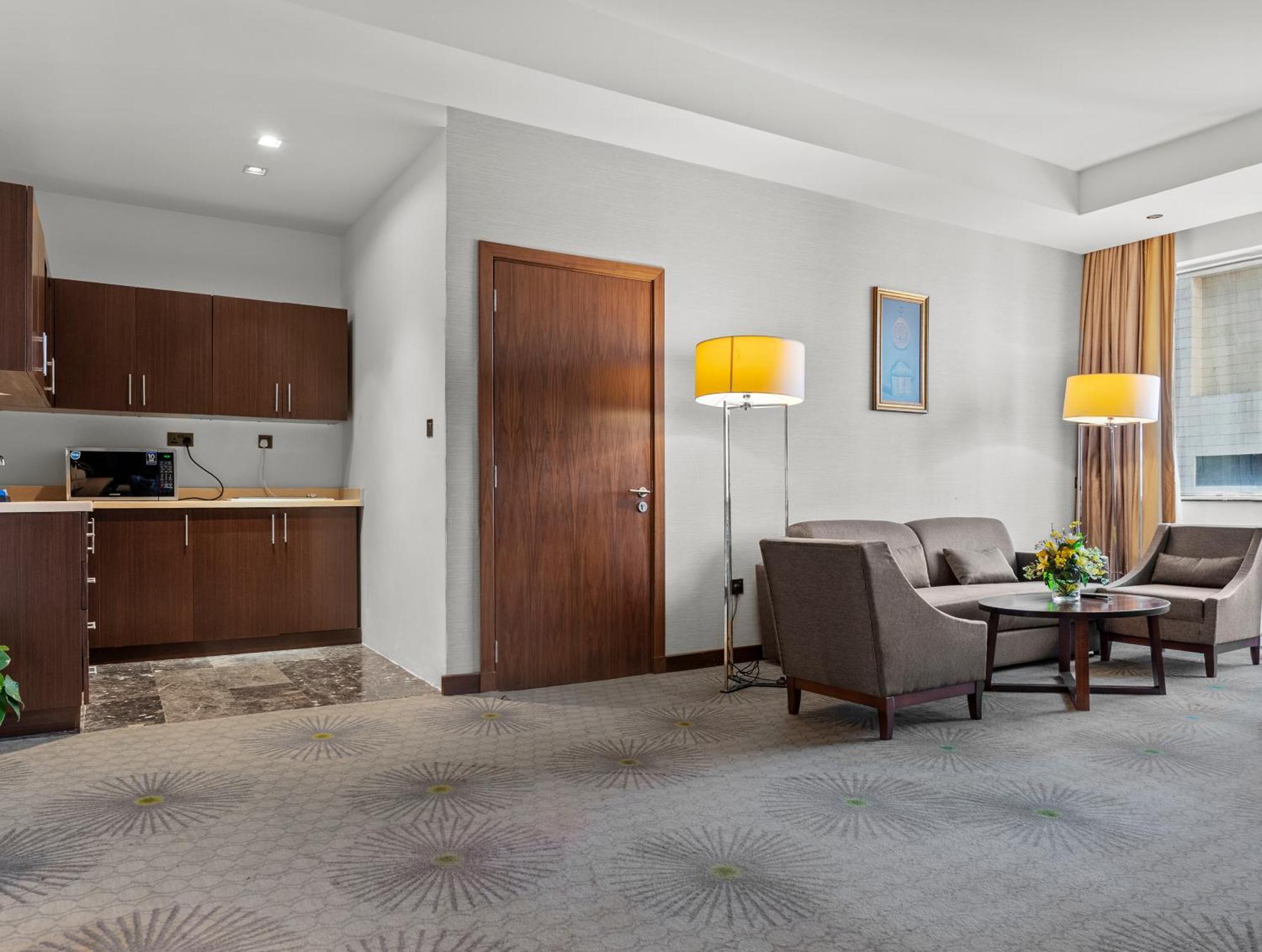 Holiday Suites Al Azizia Mekka Eksteriør bilde A room at the hotel