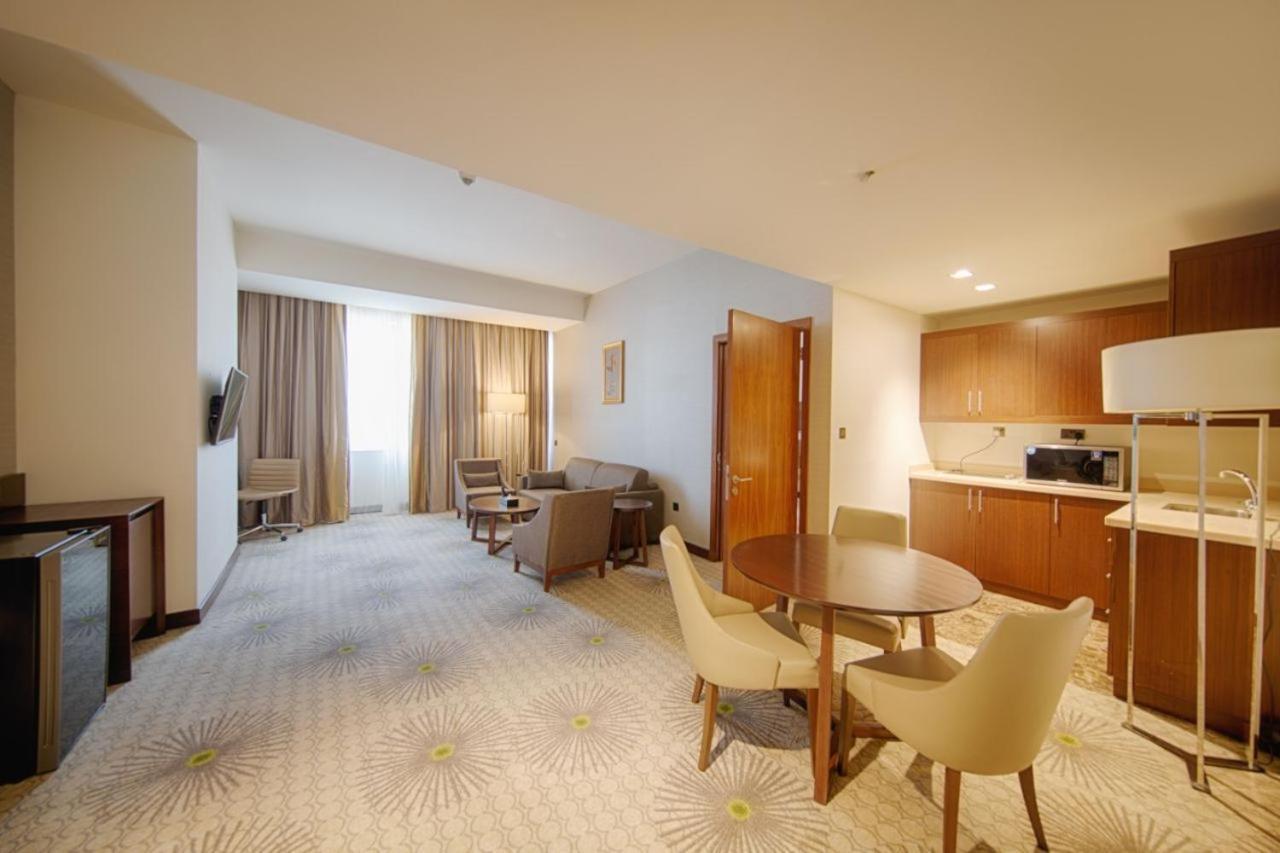Holiday Suites Al Azizia Mekka Eksteriør bilde A room at the hotel