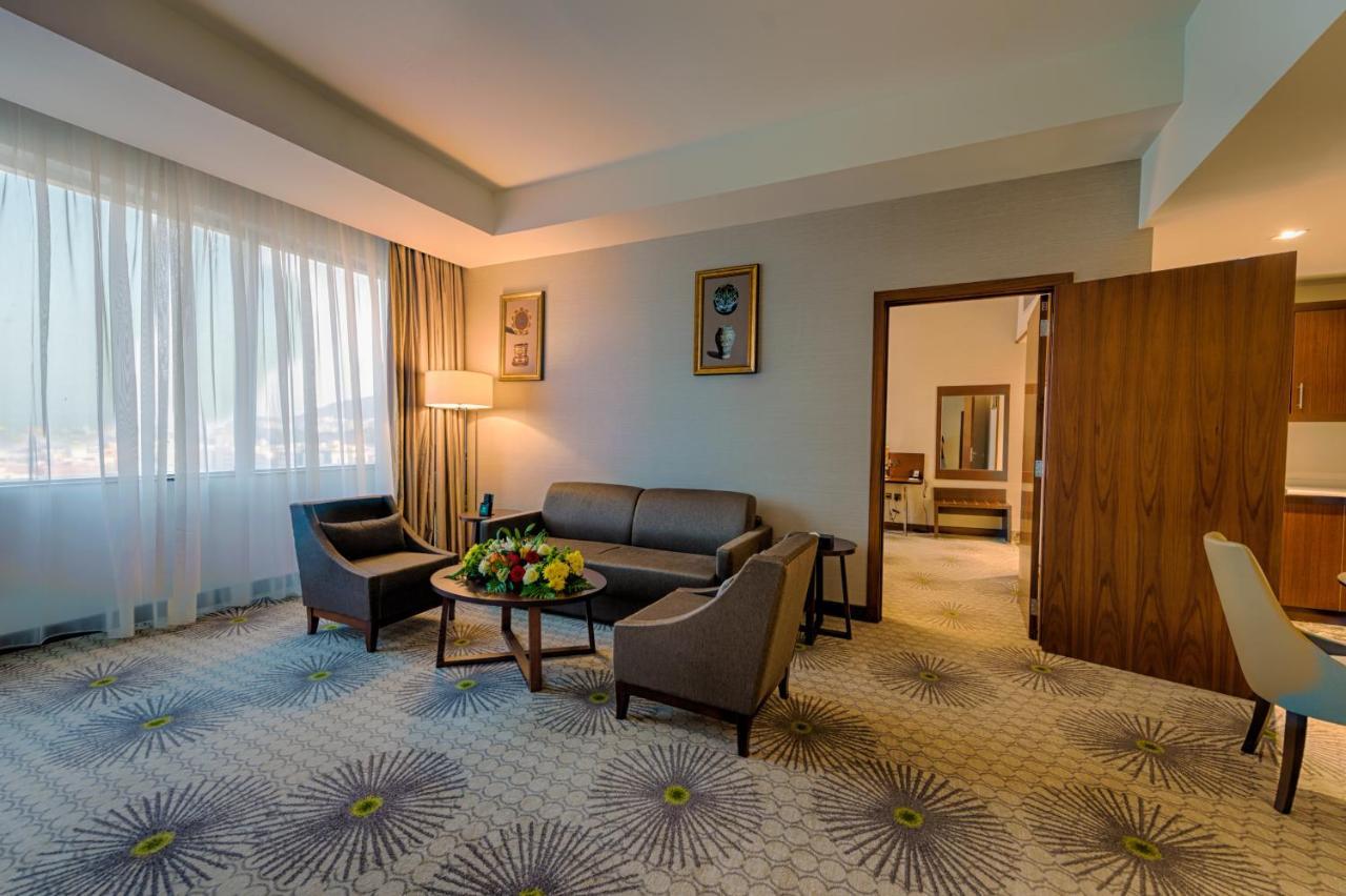 Holiday Suites Al Azizia Mekka Eksteriør bilde A room at the hotel