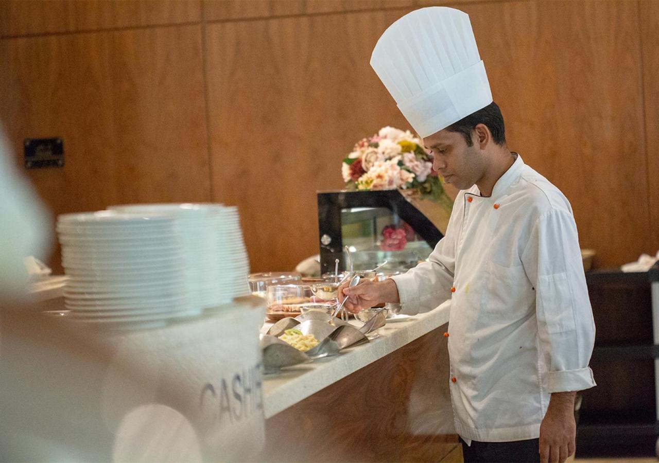 Holiday Suites Al Azizia Mekka Eksteriør bilde A chef preparing food at a buffet