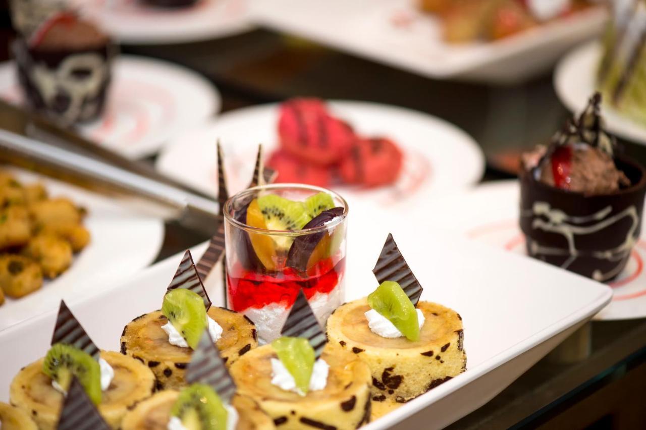 Holiday Suites Al Azizia Mekka Eksteriør bilde A buffet at a luxury hotel