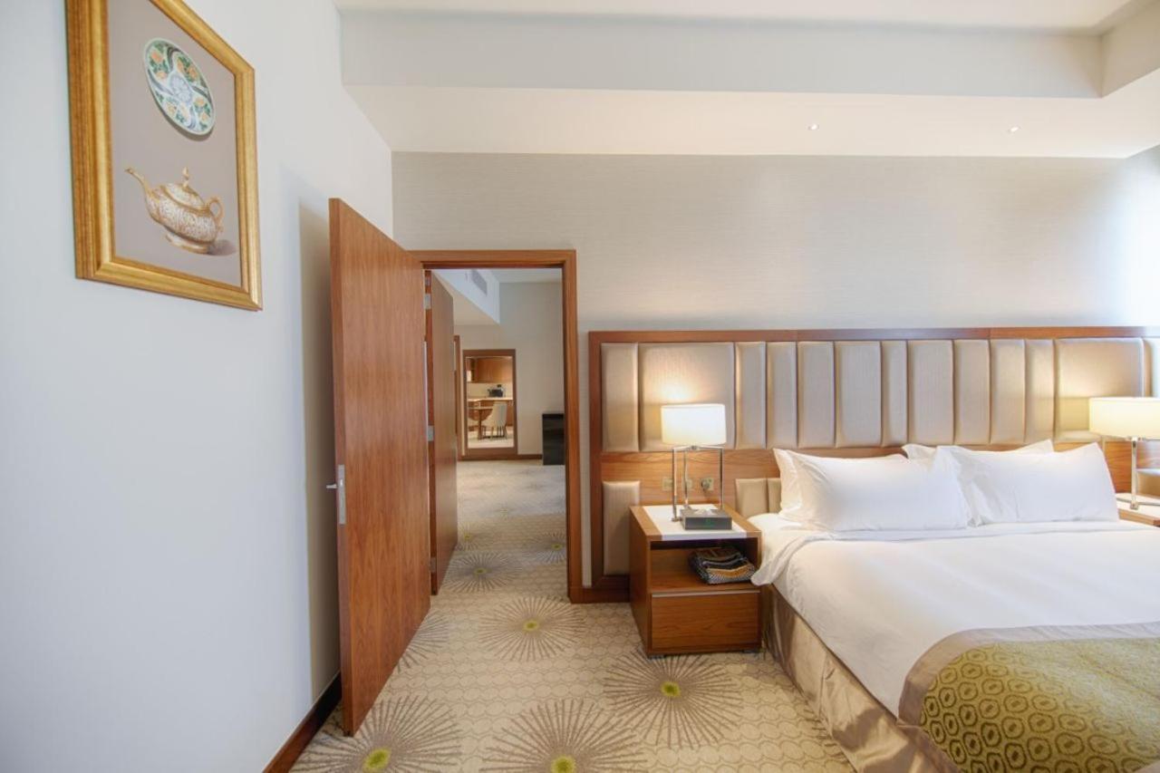 Holiday Suites Al Azizia Mekka Eksteriør bilde A room at the hotel