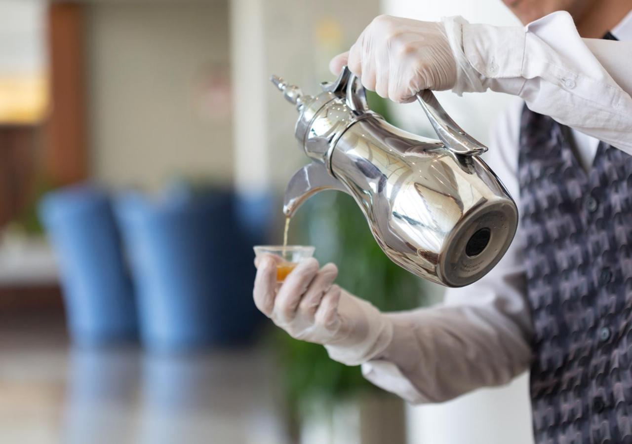 Holiday Suites Al Azizia Mekka Eksteriør bilde Coffee being served in a traditional way.