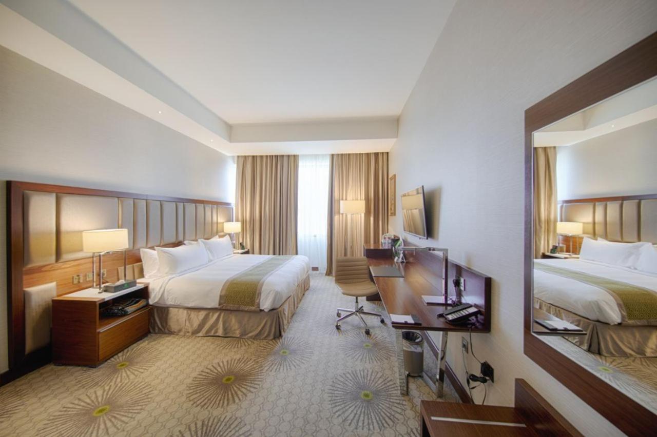 Holiday Suites Al Azizia Mekka Eksteriør bilde A room at the hotel