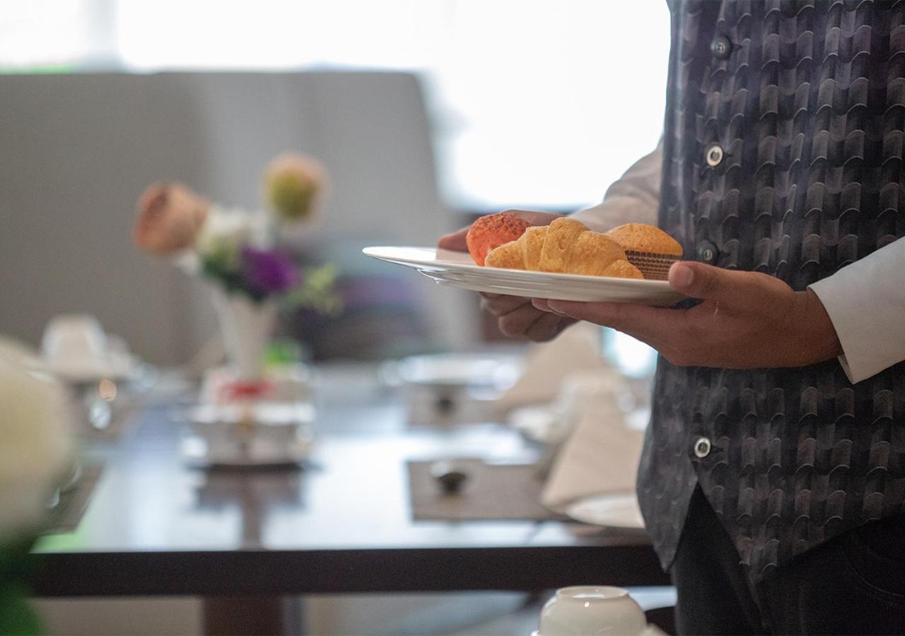 Holiday Suites Al Azizia Mekka Eksteriør bilde A waiter serving food at a buffet