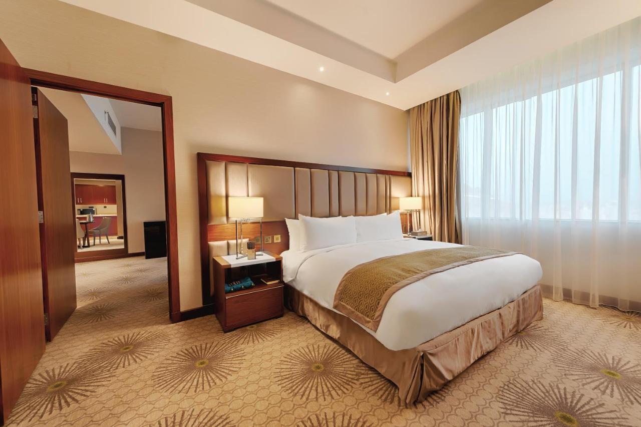 Holiday Suites Al Azizia Mekka Eksteriør bilde A room at the hotel