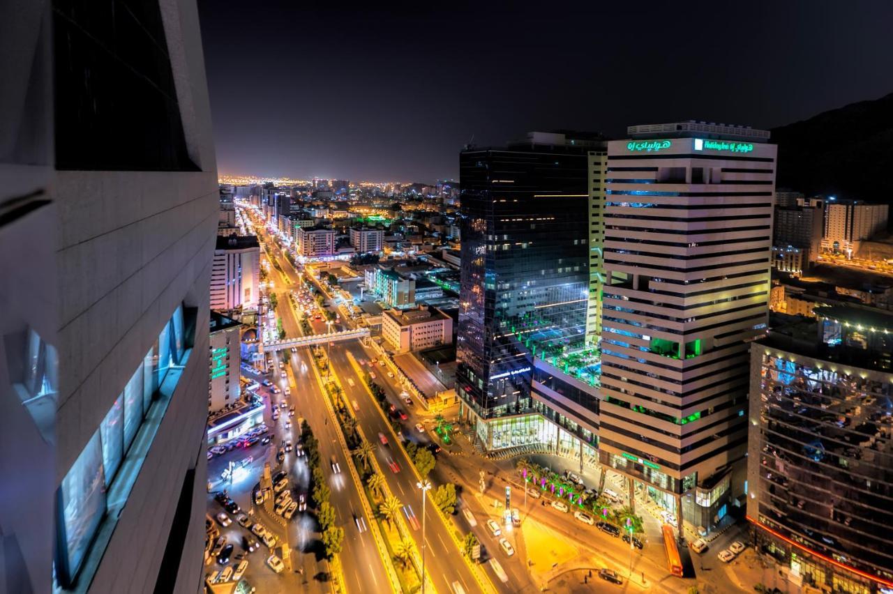 Holiday Suites Al Azizia Mekka Eksteriør bilde The city of Karachi at night.
