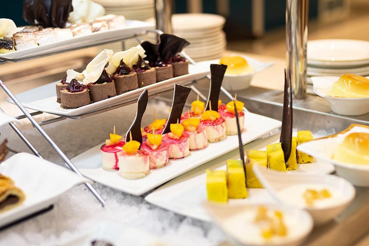 Holiday Suites Al Azizia Mekka Eksteriør bilde A buffet at a luxury hotel