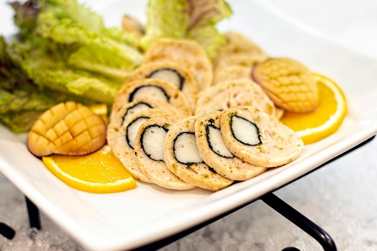 Holiday Suites Al Azizia Mekka Eksteriør bilde A plate of baked almond cookies