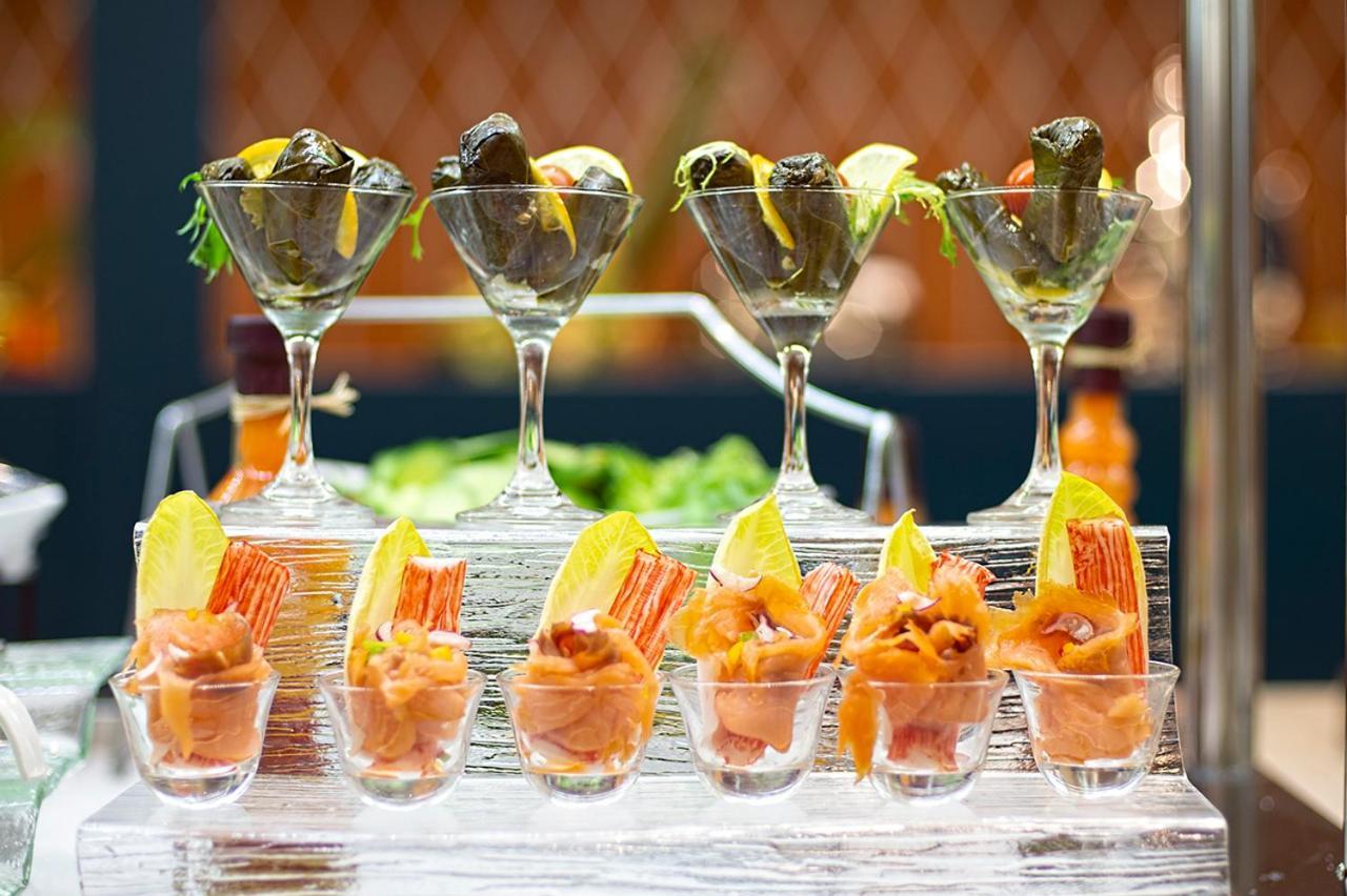 Holiday Suites Al Azizia Mekka Eksteriør bilde Apéritif at a buffet