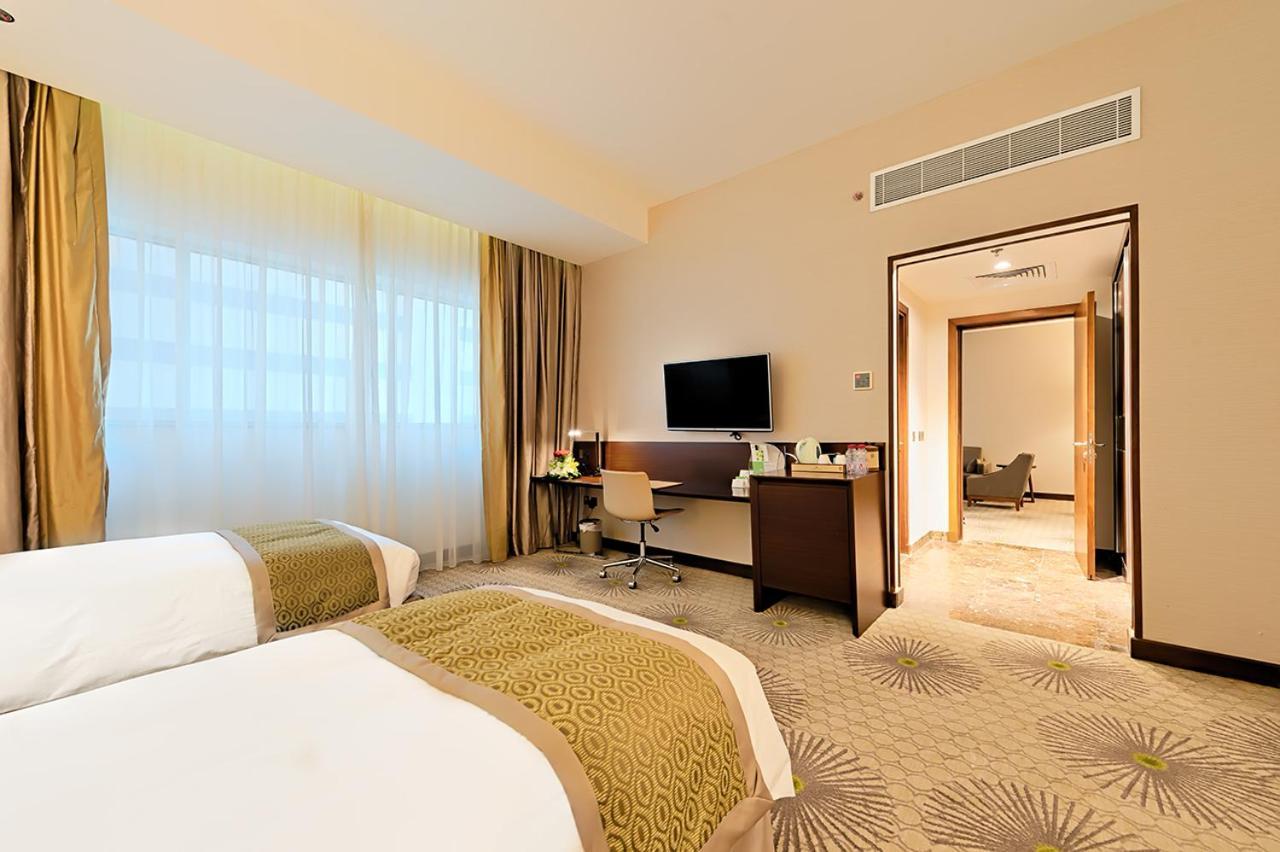 Holiday Suites Al Azizia Mekka Eksteriør bilde A room at the hotel