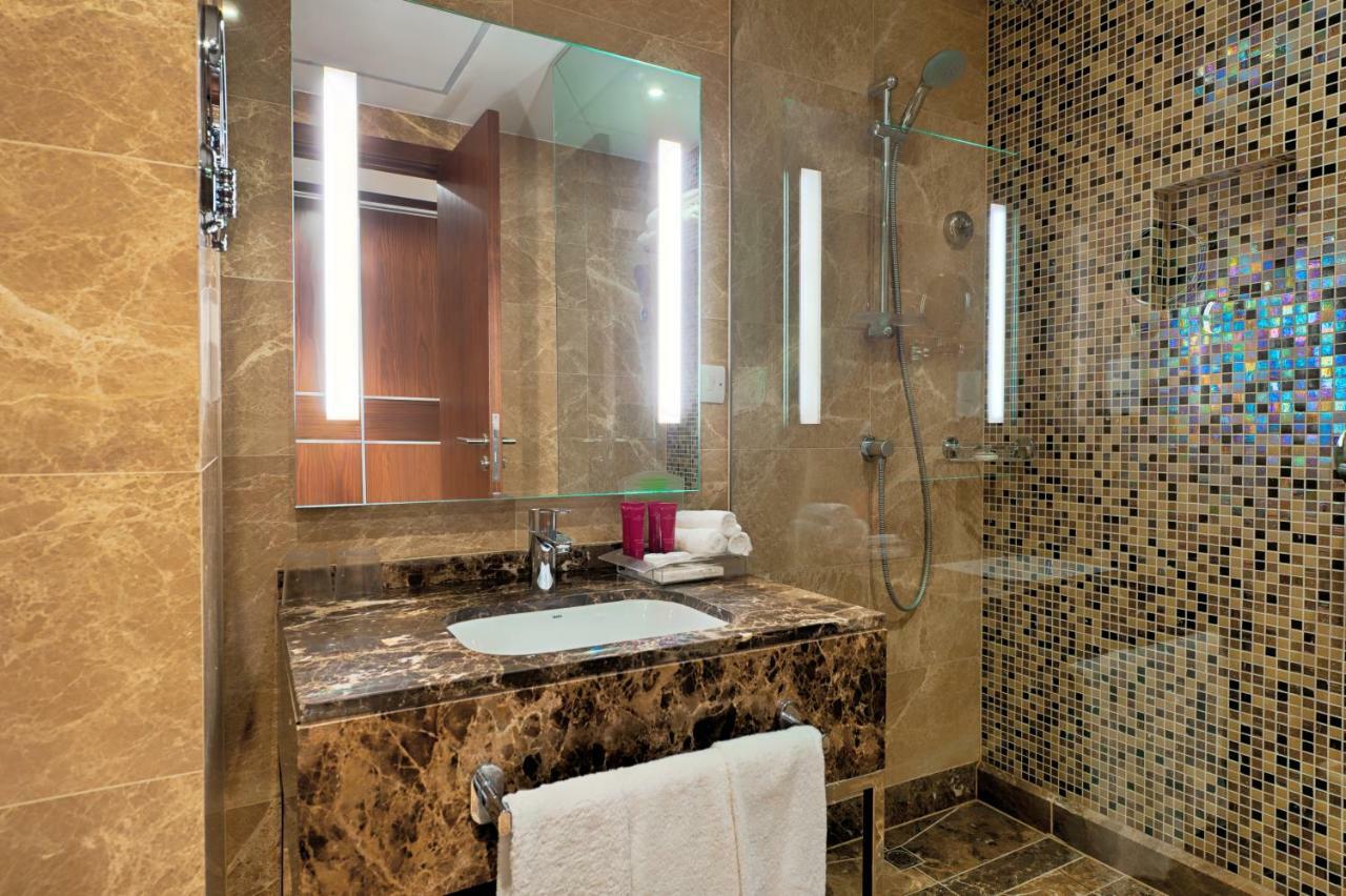 Holiday Suites Al Azizia Mekka Eksteriør bilde A bathroom at the hotel